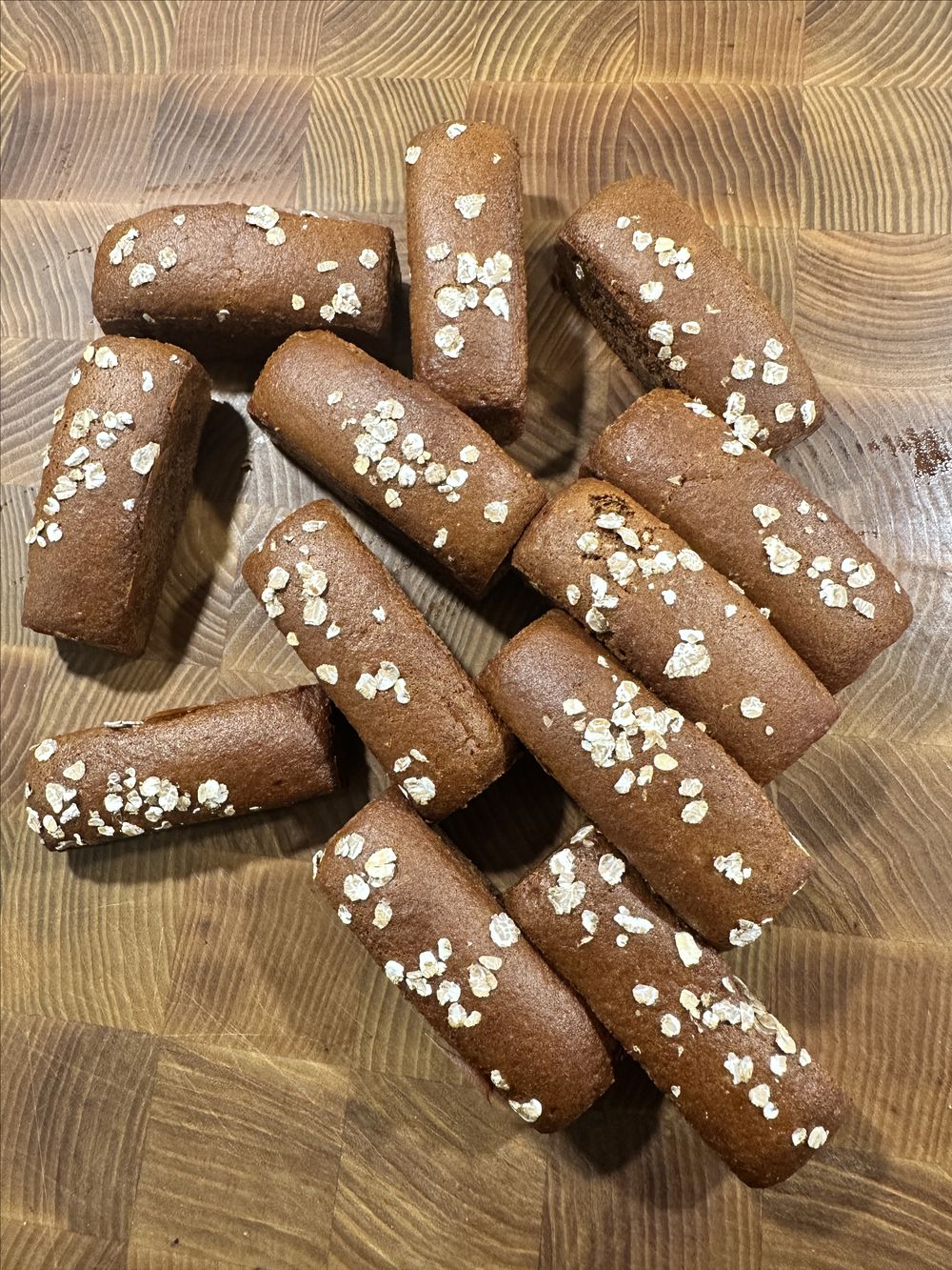 Hemgjord kavring i form av minilmpor