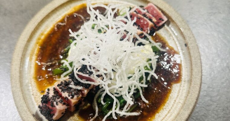 Tuna Tataki med friterade risnudlar & sjögrässallad