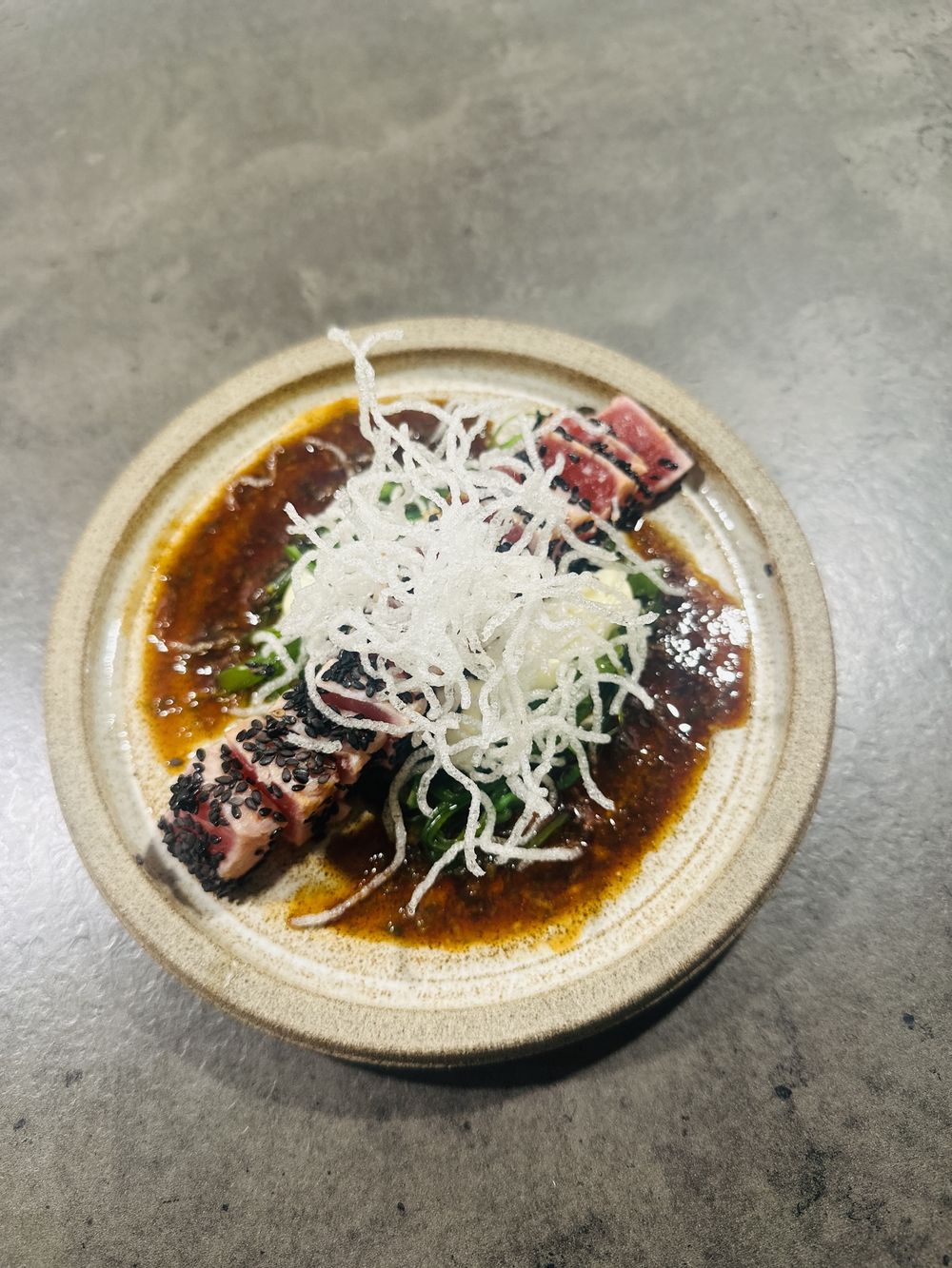 Tuna Tataki med friterade risnudlar & sjögrässallad